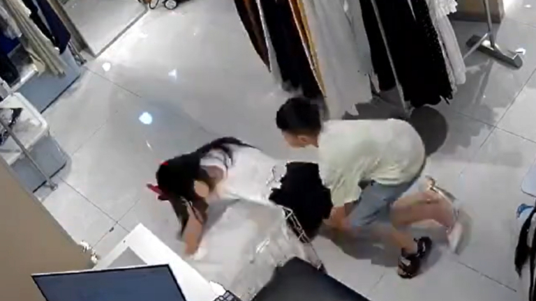 太危險！媽媽被男孩突然抱起重重摔倒在地（視頻）