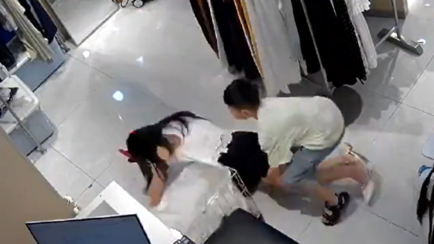 太危险！妈妈被男孩突然抱起重重摔倒在地（视频）