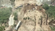 甘肅天水市山體塌方 火車車廂滾落山下（視頻）