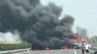 京沪高速两车相撞起火 吞噬多车 画面惨烈（视频）
