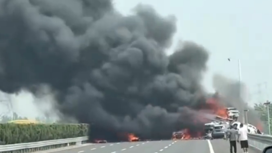 京沪高速两车相撞起火 吞噬多车 画面惨烈（视频）