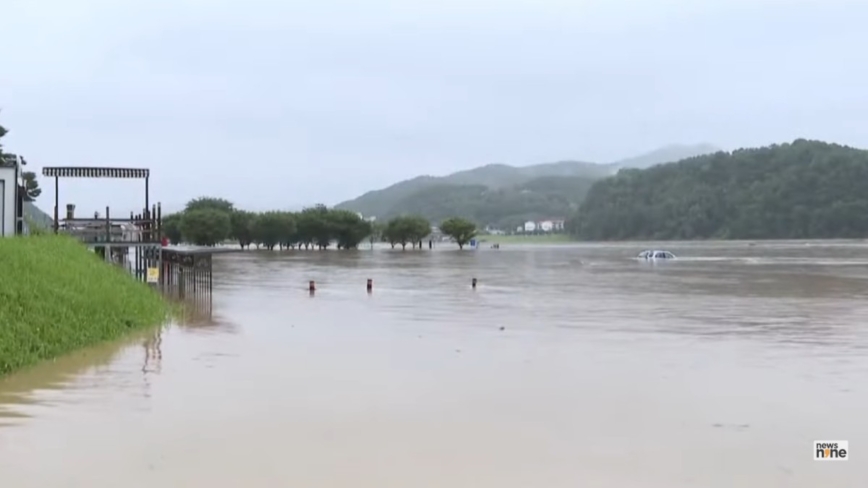 韩国暴雨高架桥护墙坍塌  酿2死2伤千人疏散(视频)