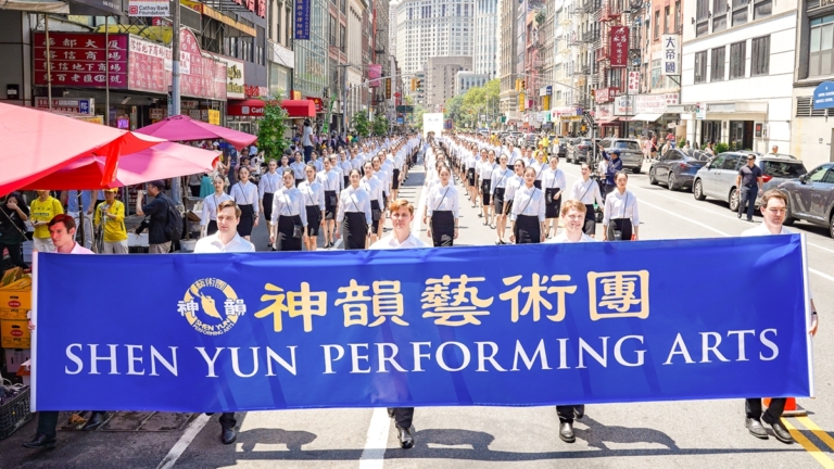 反迫害26周年 神韻藝術家和法輪功學員紐約大遊行