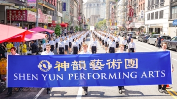 反迫害26年 神韵艺术家现身纽约唐人街游行