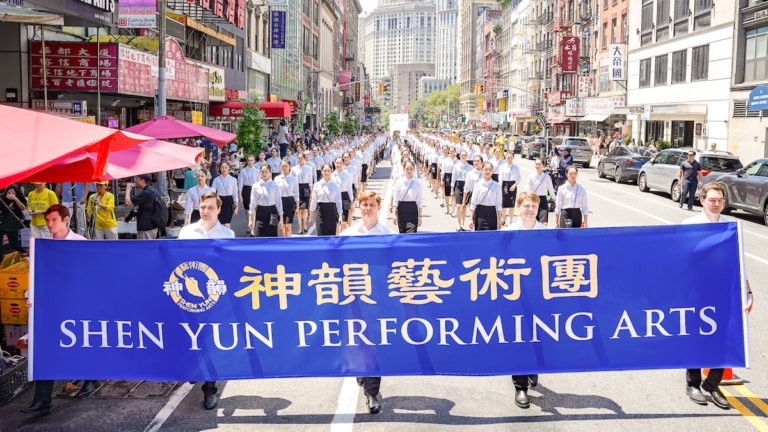 反迫害26年 神韻藝術家現身紐約唐人街遊行