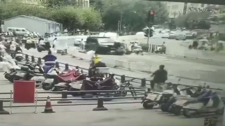 昆明坦克-300撞人視頻傳出 加速衝撞後立即逃離