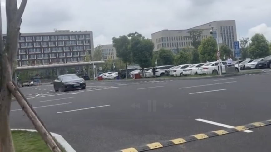 在停车场转圈停不下来 比亚迪失控冲热搜（视频）
