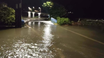 雨炸台中逢滿潮 大甲一度停電、大安多處積淹水