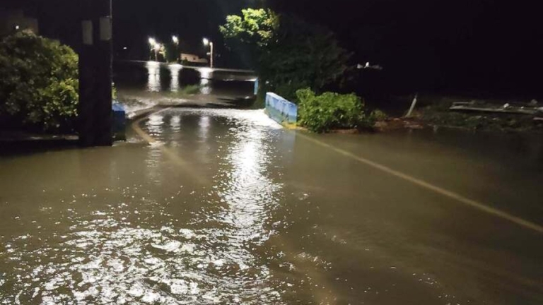 雨炸台中逢滿潮 大甲一度停電、大安多處積淹水
