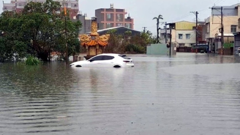 低壓帶豪大雨 嘉義低窪區汪洋一片 太保宮廟淹半車身