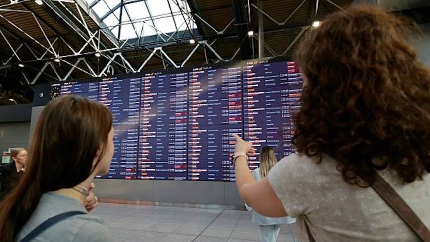 俄航空公司遭亲乌黑客网络攻击 航班大乱