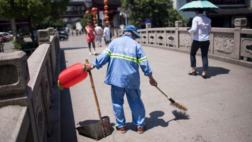 就业内卷新高度 上海招环卫工要笔试加政审