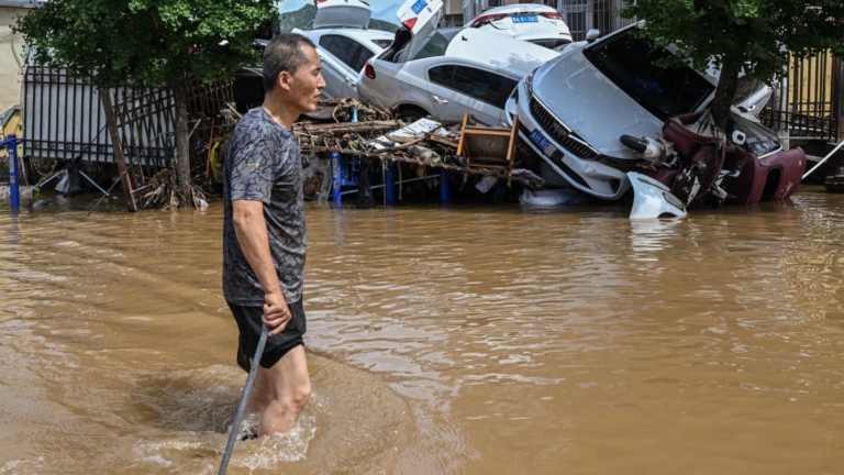 組圖：北京洪災慘象 汽車殘骸成堆