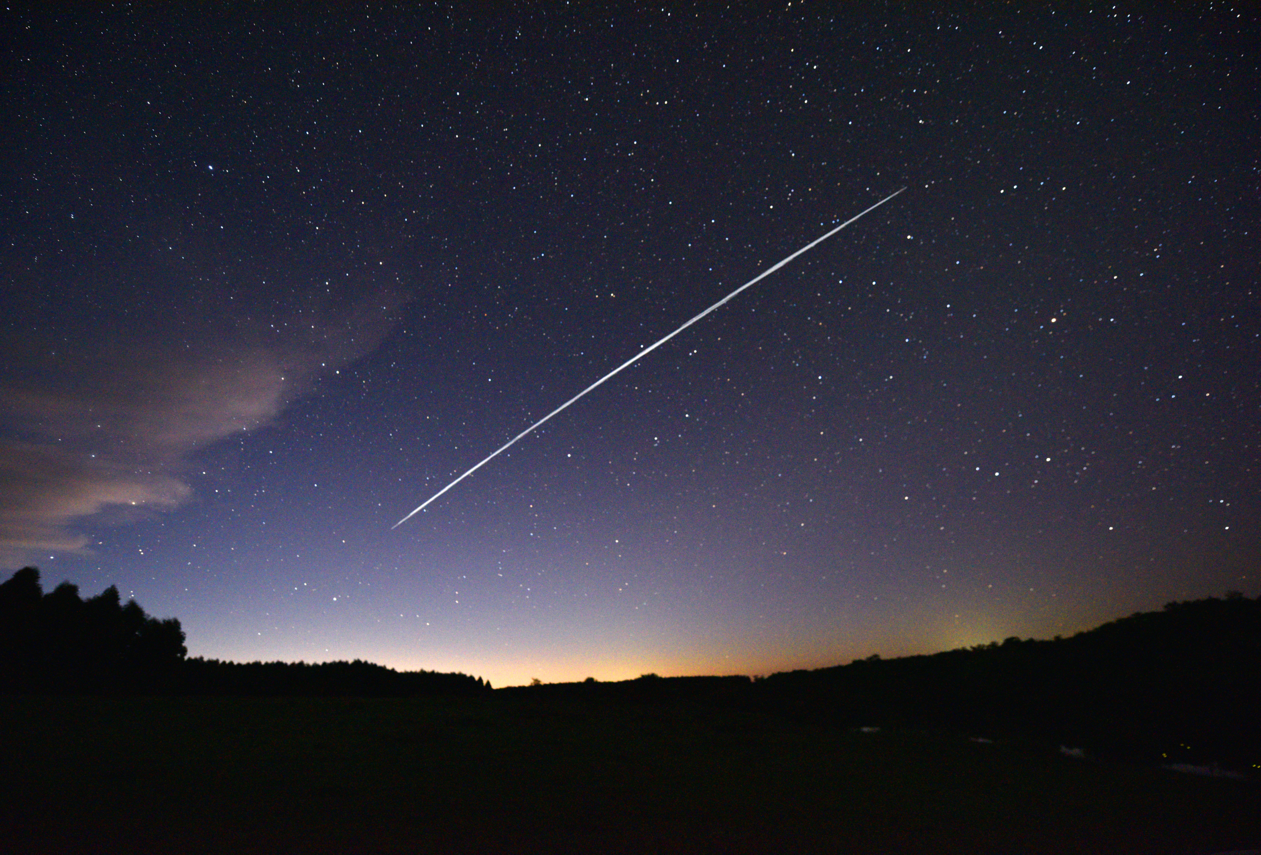 2021 年 2 月 7 日, SpaceX 的 Starlink 衛星群在烏拉圭上空經過的軌跡。(MARIANA SUAREZ/AFP via Getty Images)