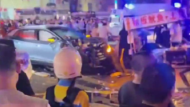 成都轿车高速撞入夜市排挡 现场一片狼藉（视频）