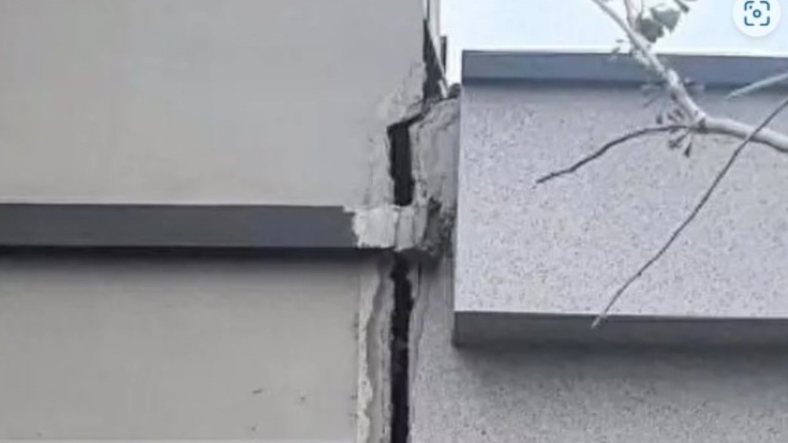竣工一年门楼分离天花板开裂 山西新小区疑地基下沉