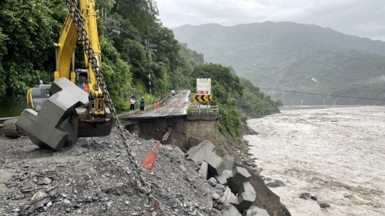 台灣中南部暴雨成災 道路中斷估農損破億新台幣