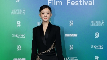 赵丽颖陪6岁儿子逛街 母子互动自然温馨