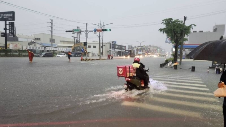 台南遇強降雨災情不斷 地下道淹水約270公分(視頻)