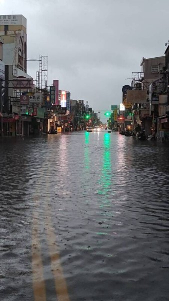台南遇強降雨災情不斷 地下道淹水約270公分(視頻)