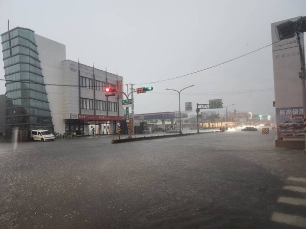 台南遇強降雨災情不斷 地下道淹水約270公分(視頻)
