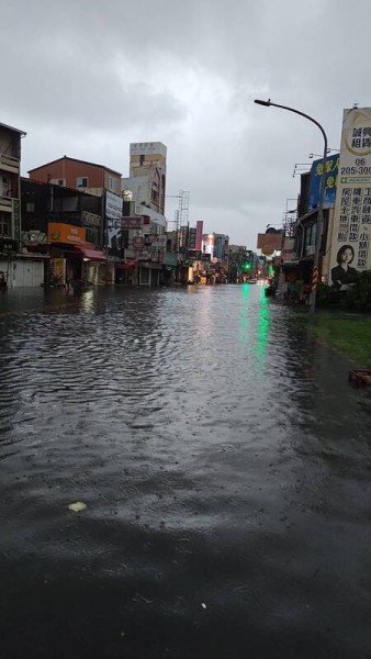 台南遇強降雨災情不斷 地下道淹水約270公分(視頻)