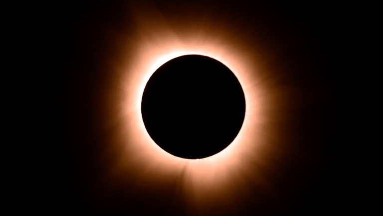 網傳週末現「世紀日蝕」NASA：還要等兩年