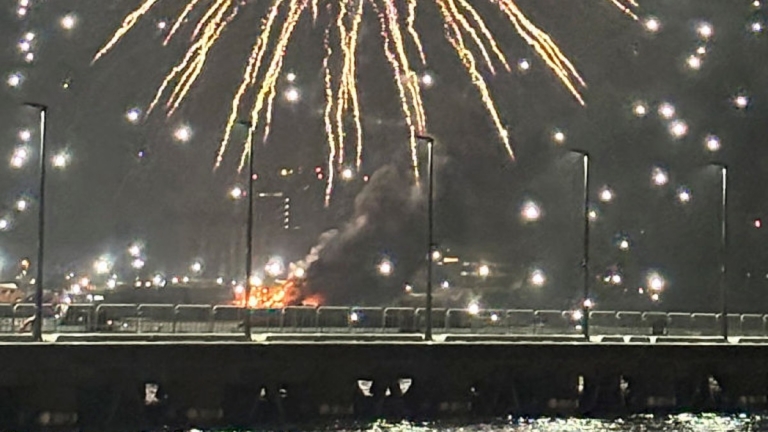 橫濱港煙火秀 船隻失火爆炸5人跳海逃生