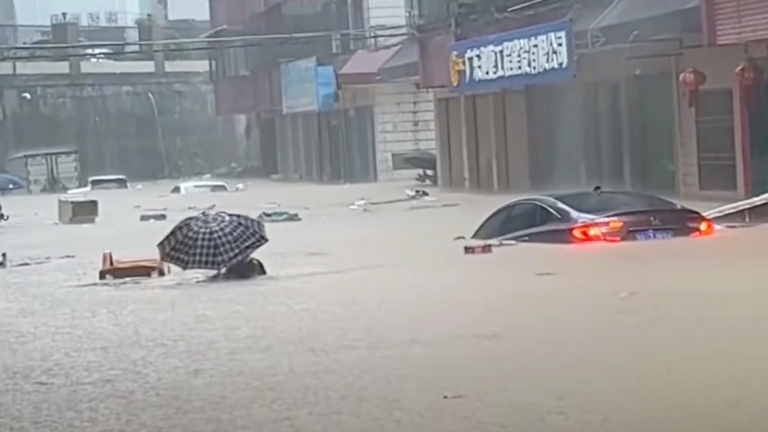東莞暴雨加洩洪 大量民房工廠和車子被淹