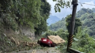 数十吨巨石砸车 苗栗泰安山区2人当场失去生命迹象