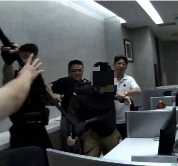 男持刀闖佛寺挾持女員工 台中警一招奪刀制伏