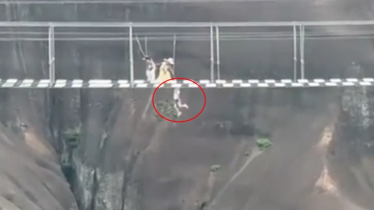 大陸男孩掉落玻璃棧道 懸掛半空場面驚險（視頻）