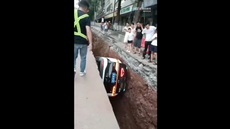 蘿蔔快跑自駕車墜深坑被嘲：1個蘿蔔1個坑（視頻）