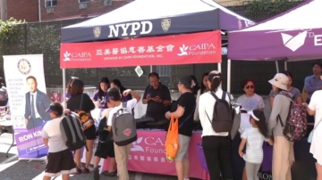 開學季在即 紐約議員為孩童送書包