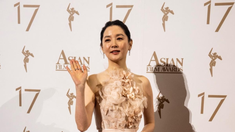 李英愛素顏摘菜照曝光 分享日常生活點滴
