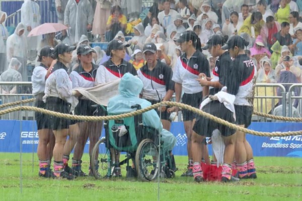 台灣女子拔河世運會6連霸 教練郭昇雨中全程督軍