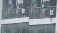 貴陽兩幼童爬到13樓陽台外玩耍 鄰居嚇壞（視頻）