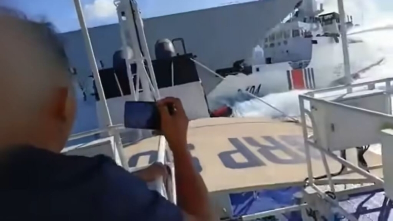 衛星圖像顯示 受損中共海警船在海南進行維修