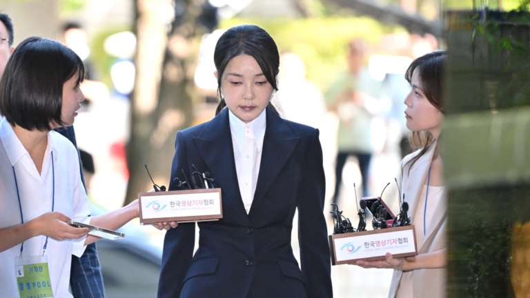 【短訊】韓國前第一夫人出庭 最快今晚裁定羈押