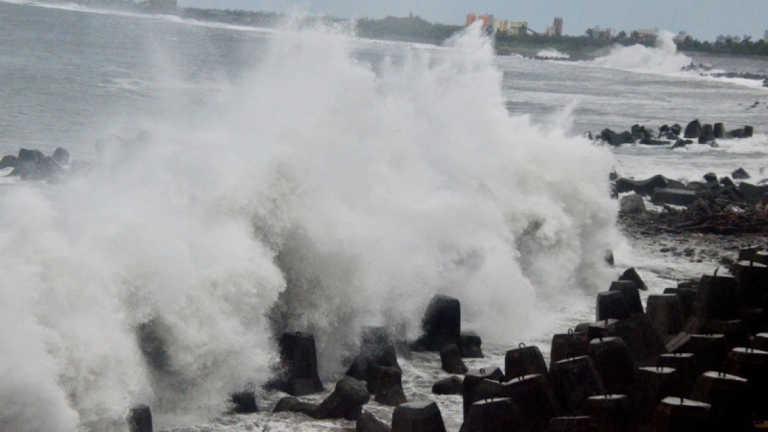 中颱楊柳襲台 綠島現17級強陣風 午後嘉義以南風雨最大
