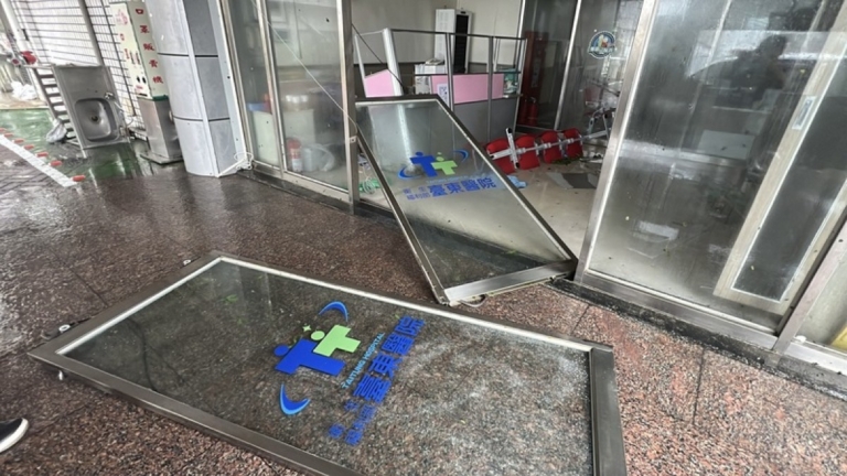 中颱楊柳暴風雨 灌破台東醫院急診大門 吞沒音樂節舞台