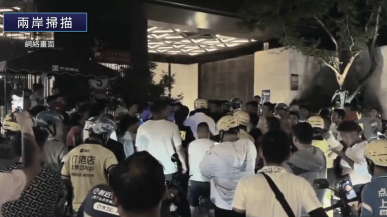8月13日兩岸掃描 上海百外送員抗議社區新規 圍警車要求放人