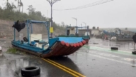 楊柳登陸驚險瞬間 台東船隻吹路面 鐵皮變凶器