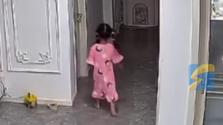 江蘇5歲女童凌晨夢遊獨站湖邊 媽媽查監控大驚