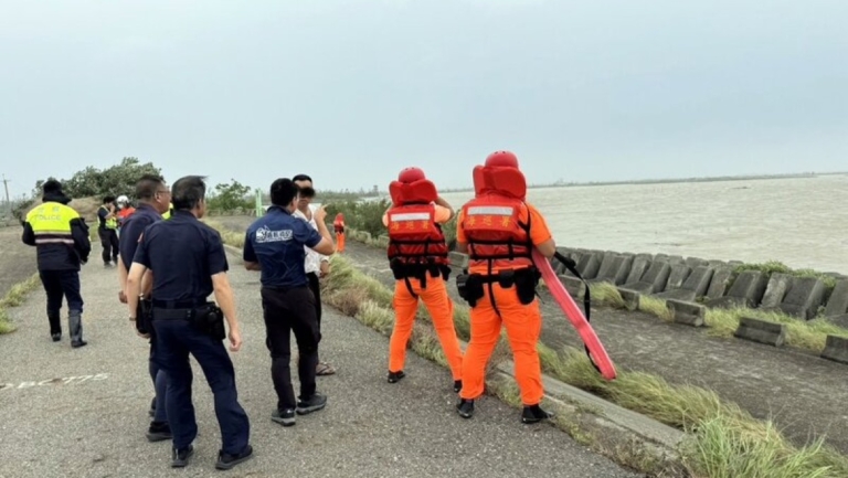 颱風楊柳來襲 釣客闖八掌溪出海口釣魚 一男落海失蹤