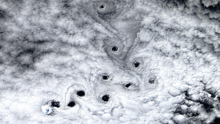 NASA衛星拍到印度洋上空雲層有10個黑洞