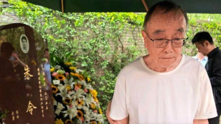 朱令骨灰下葬 父母誓言追凶 清華投毒案曾轟動全國