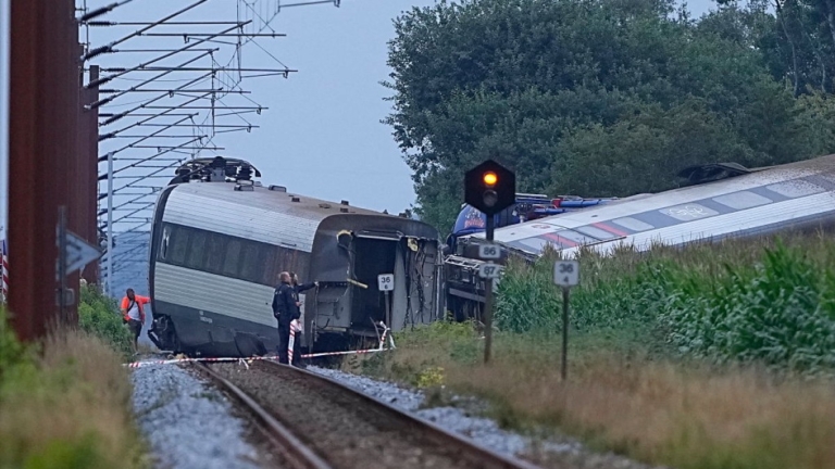 丹麥火車與農用車相撞出軌 一人死亡約20傷