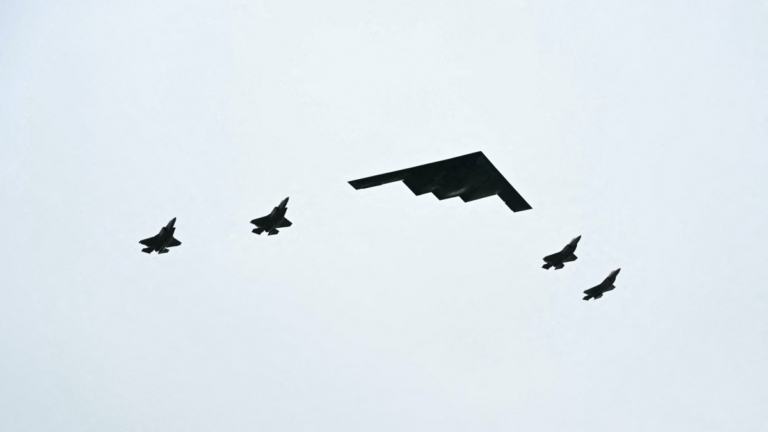 【短訊】雙普會美軍護航 B-2和F-35等戰機集體亮相
