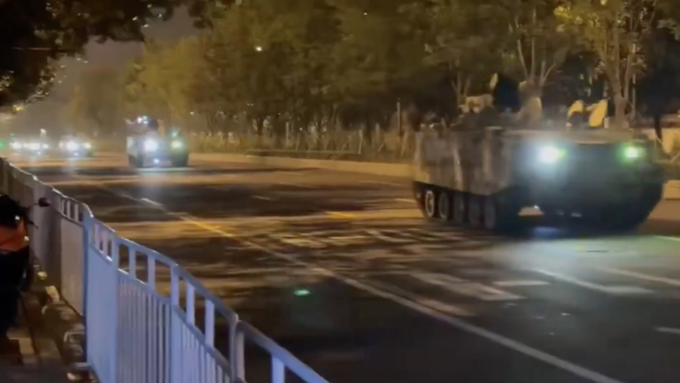 天安門廣場周邊再封路 出現大量軍車